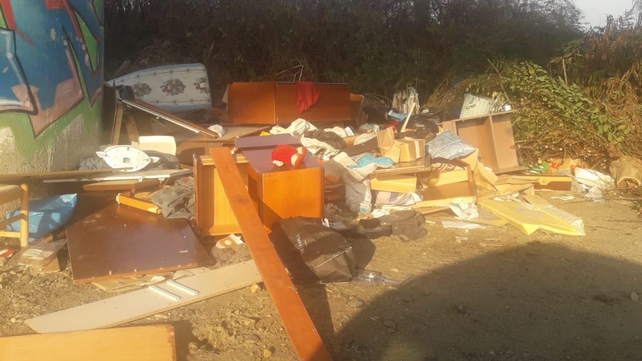 Discarica abusiva di rifiuti ingombranti, al via le operazioni di bonifica FOTO