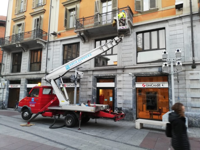 Alessandria: installati i videoproiettori delle luci natalizie