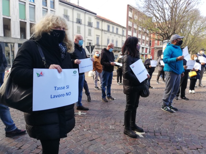 Alessandria, ambulanti in piazza: “Chiediamo di lavorare”
