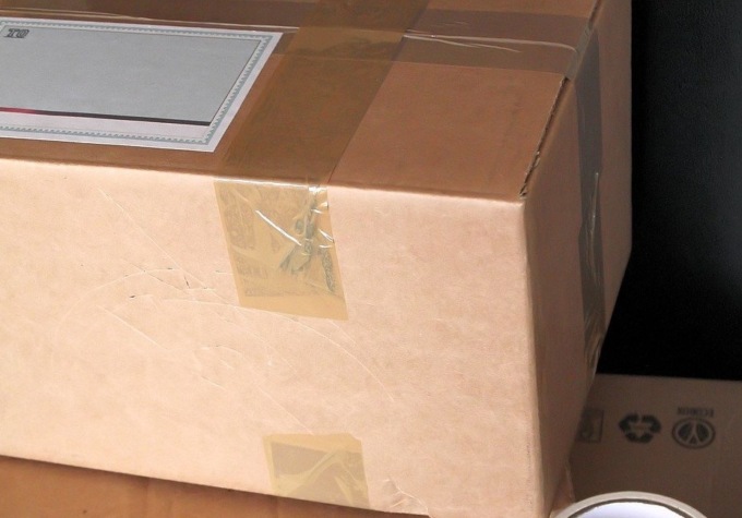 Alessandria: strappa dalle mani della condomina pacco postale, denunciato