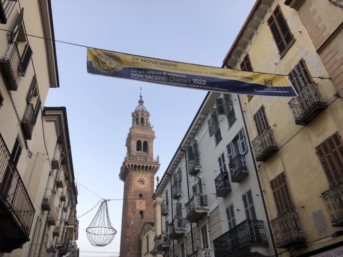 Casale Monferrato: la Torre civica si illumina d’arancione contro la violenza sulle donne