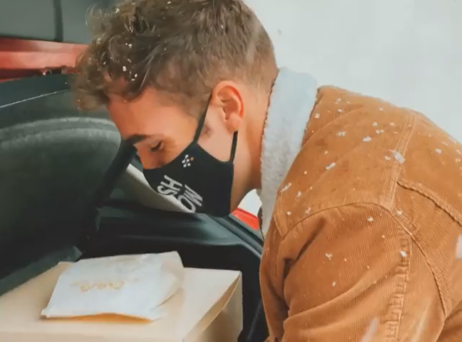 Per il suo compleanno, compra 50 brioche e le dona alla Caritas per le persone più bisognose VIDEO