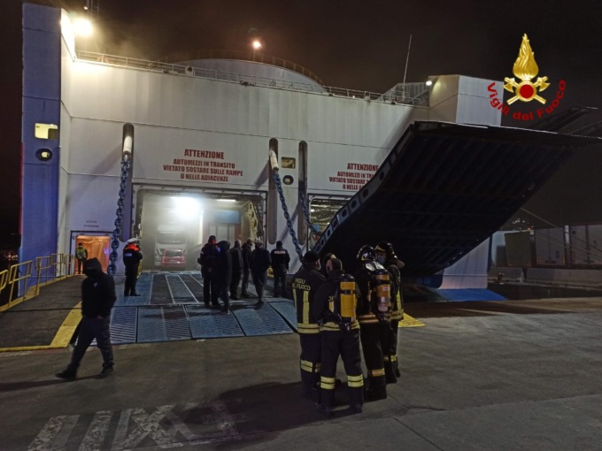 Genova: fumo su traghetto, intervengono Vigili del fuoco