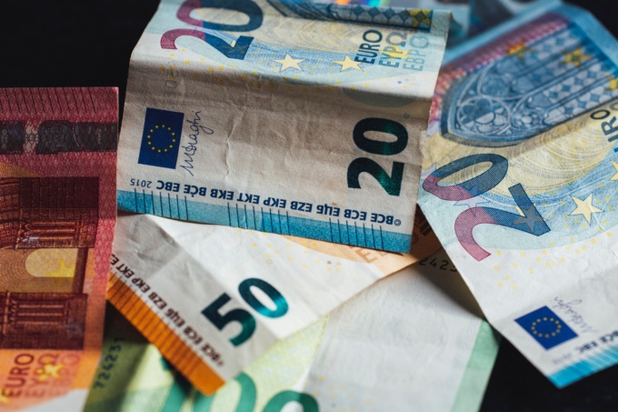 Tasche sempre più vuote, pochi acquisti e finanziamenti per andare in vacanza