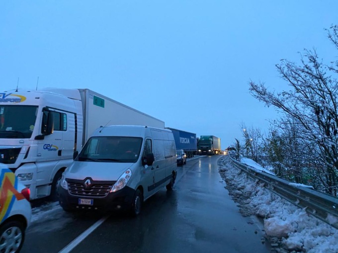Allerta neve, viabilità: A7 e A26 chiuse ai mezzi pesanti