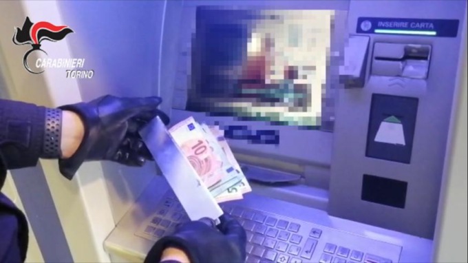 Torino, furti al bancomat con la “forchetta”, 2 arresti dei Carabinieri