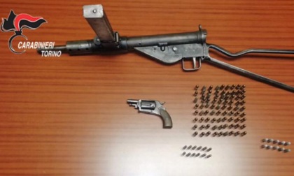 Cambiano: mitra e pistole rinvenuti in una vecchia casa