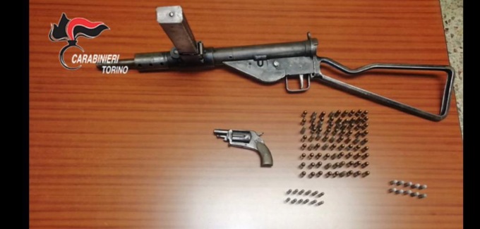 Cambiano: mitra e pistole rinvenuti in una vecchia casa