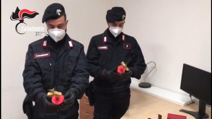 Torino: durante una diretta sui social, ripreso nella sua cantina con botti illegali e arrestato