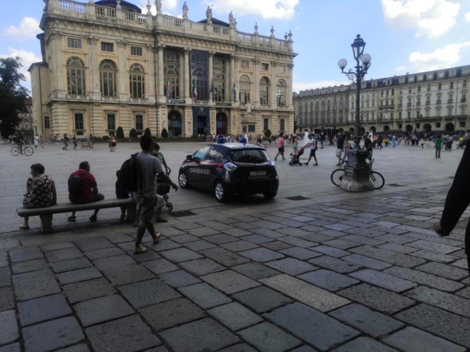 Torino: aggredisce e butta a terra una donna, arrestato minorenne
