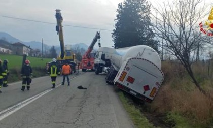 Ponti: si ribalta autocisterna, nessun ferito