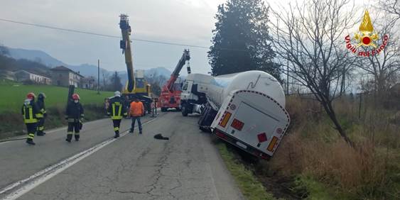 Ponti: si ribalta autocisterna, nessun ferito