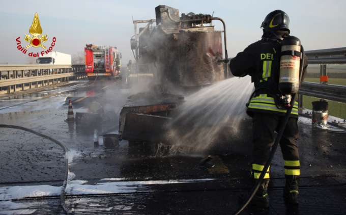 Mezzo pesante a fuoco sulla A21, traffico torna alla normalità