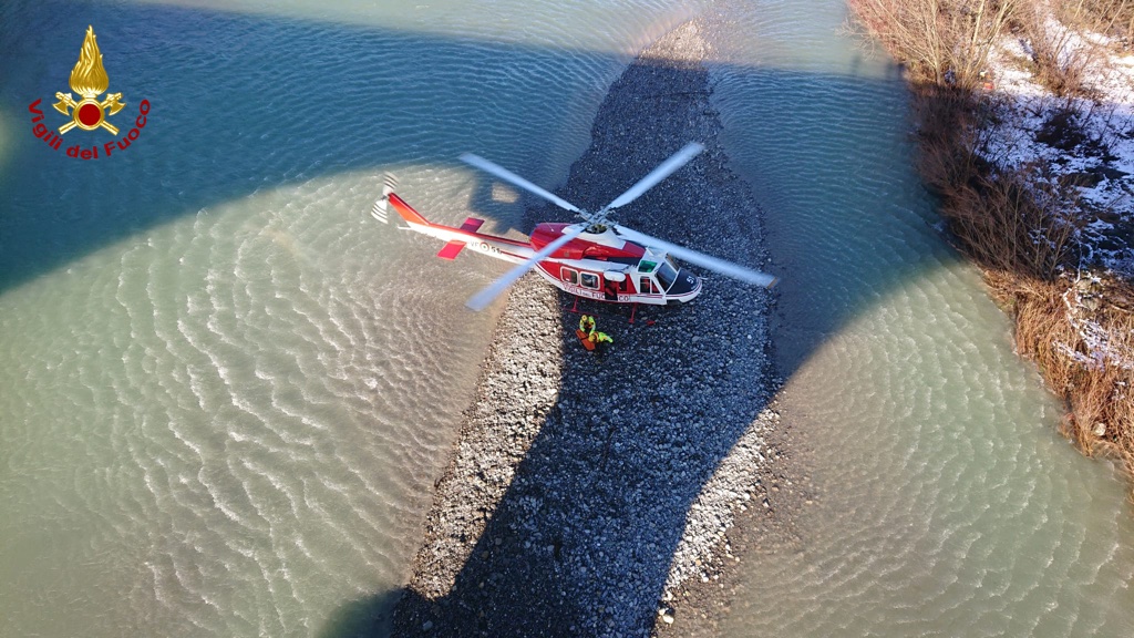 In pericolo lungo il fiume Scrivia, intervento dei Vigili del fuoco in elicottero FOTO