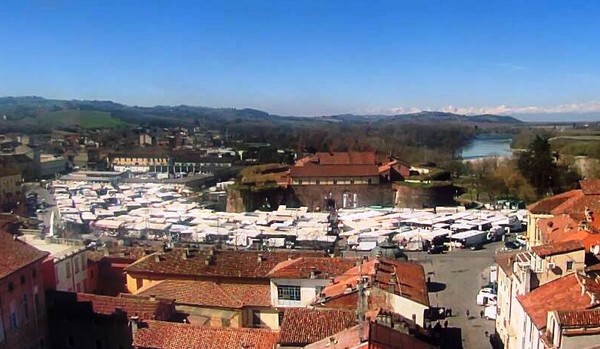 Casale Monferrato: mercato straordinario in piazza Castello domenica 13 e 20 dicembre