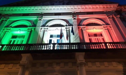 Alessandria: facciata dell’ospedale illuminata con il tricolore
