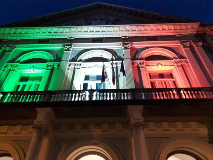Alessandria: facciata dell’ospedale illuminata con il tricolore