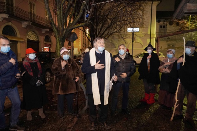 Alessandria: collocazione del bambinello nel presepe del Movimento Cristiano Lavoratori