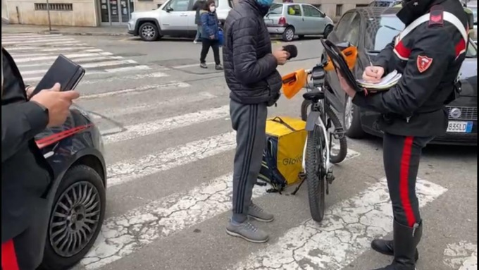 Torino: rider picchiato e derubato dai clienti, arrestati due giovani