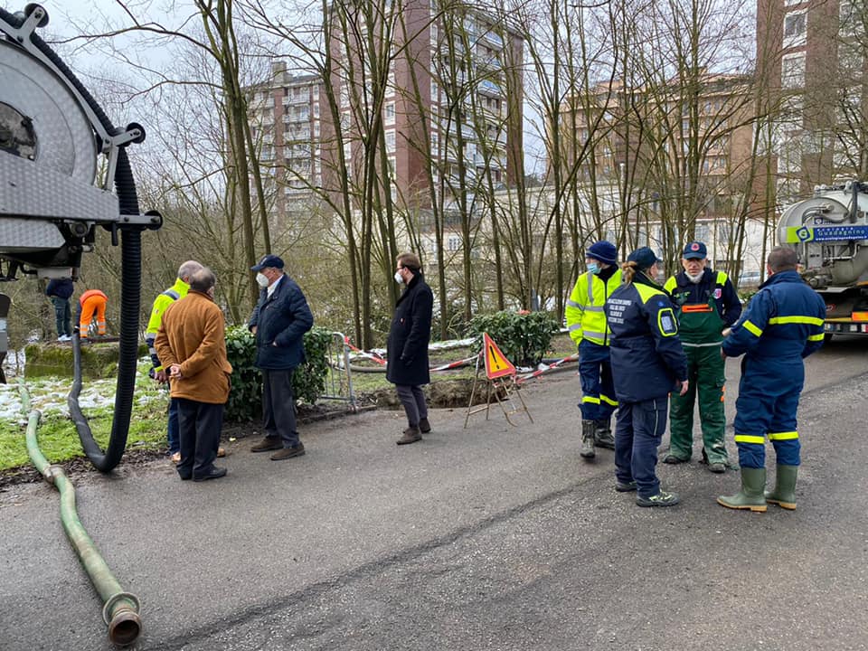 Voragine in strada: stop alle auto in via Banda Lenti