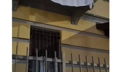 Alessandria, drappo per i “camerati di Acca Larentia” nella sede di Fratelli d’Italia