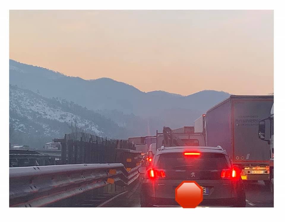 L’avaria di un camion fa arrivare in ritardo uno scuolabus nel giorno del rientro in classe