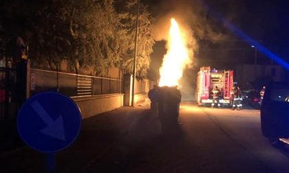 Quartiere Cristo, a fuoco cassonetti e automobili in via Viora e via Gandolfi FOTO