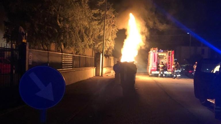 Quartiere Cristo, a fuoco cassonetti e automobili in via Viora e via Gandolfi FOTO