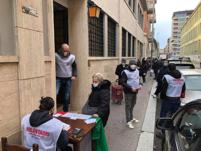 Sol.Id Onlus, pacchi alimentari a 60 famiglie torinesi
