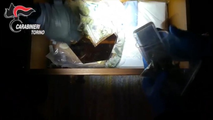 Torino: va dai Carabinieri a sporgere denuncia, arrestato per possesso di droga