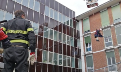 Alessandria: la Befana dei Vigili del Fuoco vola dai piccoli pazienti dell’Infantile