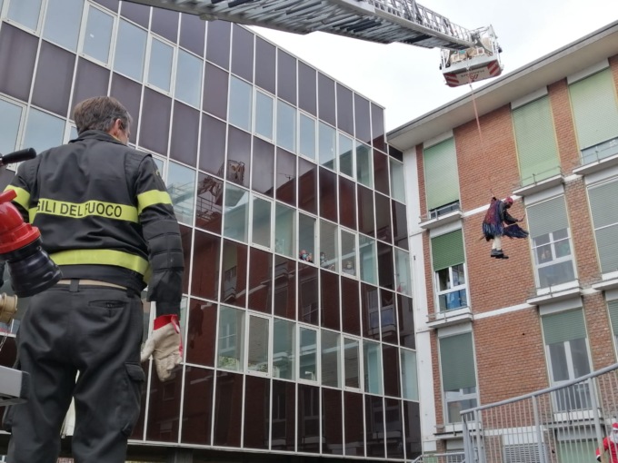 Alessandria: la Befana dei Vigili del Fuoco vola dai piccoli pazienti dell’Infantile