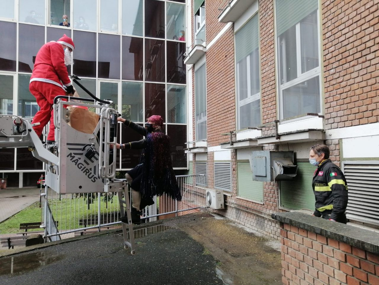 Ospedale Infantile: la Befana dei Vigili del Fuoco vola dai piccoli pazienti