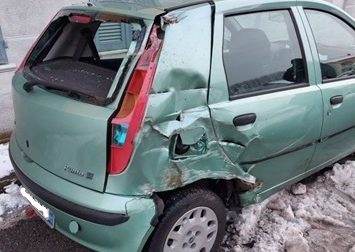 A bordo del suo mezzo agricolo urta violentemente l'auto di un 20enne