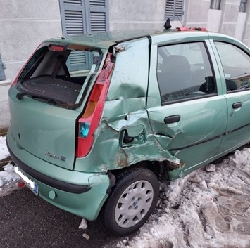 A bordo del suo mezzo agricolo urta violentemente l’auto di un 20enne
