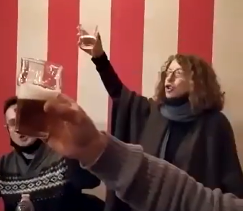 Quasi 20 clienti nella trattoria rimasta aperta dopo le 18, il video del brindisi alla Costituzione