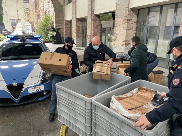 Torino: abbigliamento contraffatto consegnato al Sermig