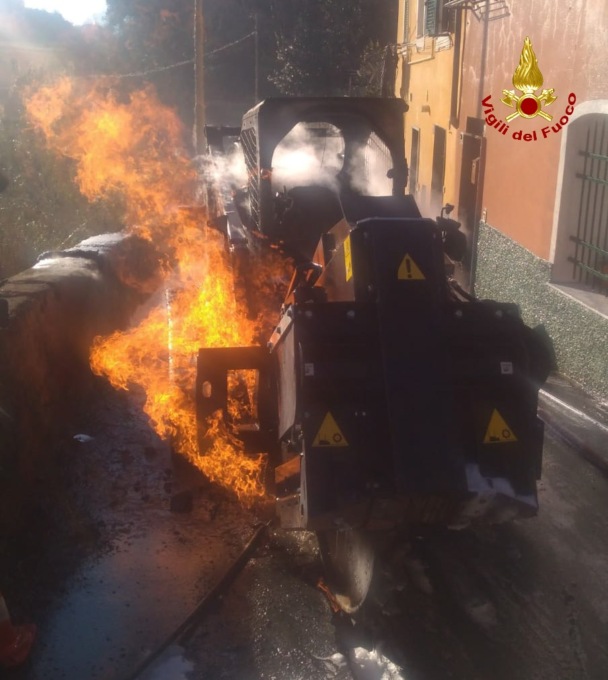 Genova: macchina taglia tubo del gas e scoppia incendio, intervengono i Vigili del Fuoco