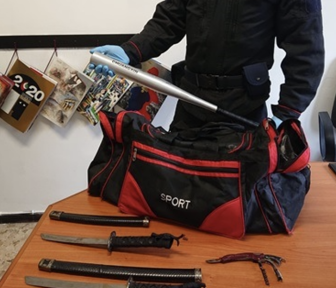 Casale Monferrato: ritrovato borsone con mazze e coltelli, denunciati tre minorenni