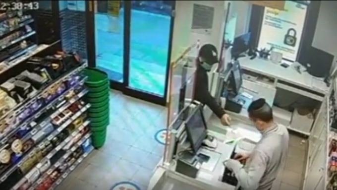 Torino: inganna il cassiere e sottrae le banconote, arrestato