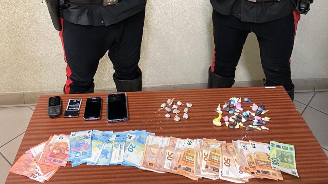 Prima la fuga in auto, poi lo scontro con i carabinieri: in manette uno spacciatore 28enne