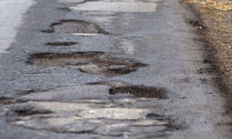 Strade della provincia di Alessandria ridotte a voragini. Attenzione ai risarcimenti per chi buca