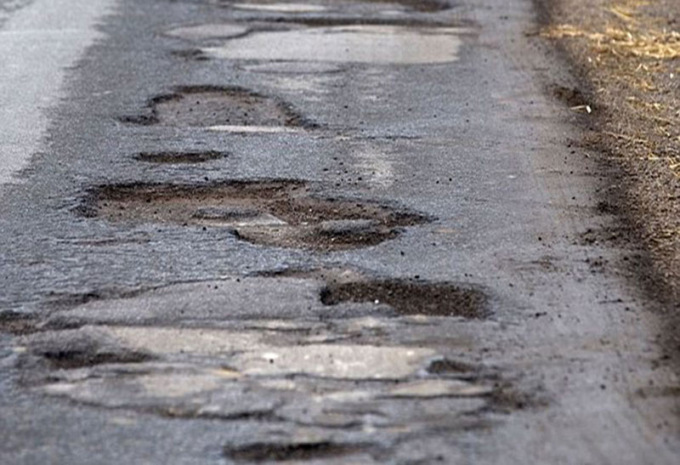 Alessandria, strade dissestate: gimkana delle auto tra buche e voragini