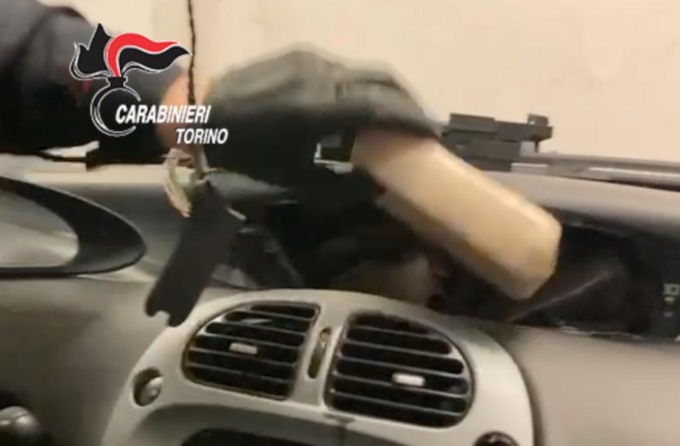 Torino, controlli antidroga dei carabinieri: arrestati due corrieri e sequestrati 6,6 kg di cocaina