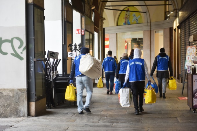 Torino, il CUS dona cibo e vestiti ai senzatetto