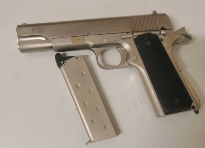 Asti: minaccia titolare di un bar con una pistola, arrestato