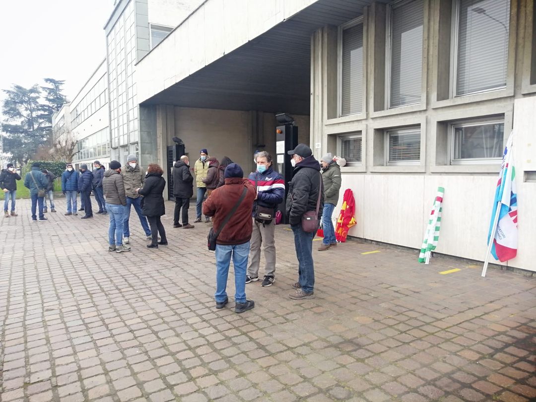 Cerutti, presidio dei lavoratori davanti allo stabilimento di Casale Monferrato