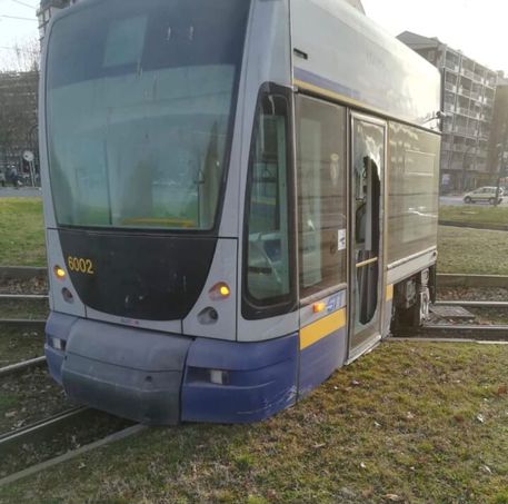 Torino, tram deragliato e spezzato in due, nessun ferito