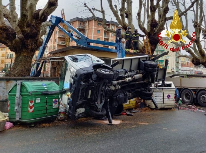 Genova: incidente sul lavoro lungo il Polcevera, intervengono i pompieri