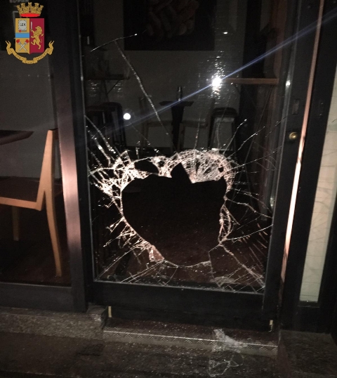 Torino: spaccata con tombino in una panetteria, due arresti